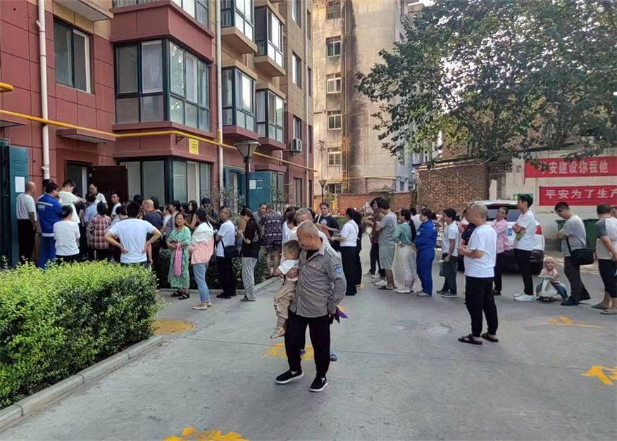精工匠医保卡到期更换社区便民服务：李阿姨的“一门清”经历